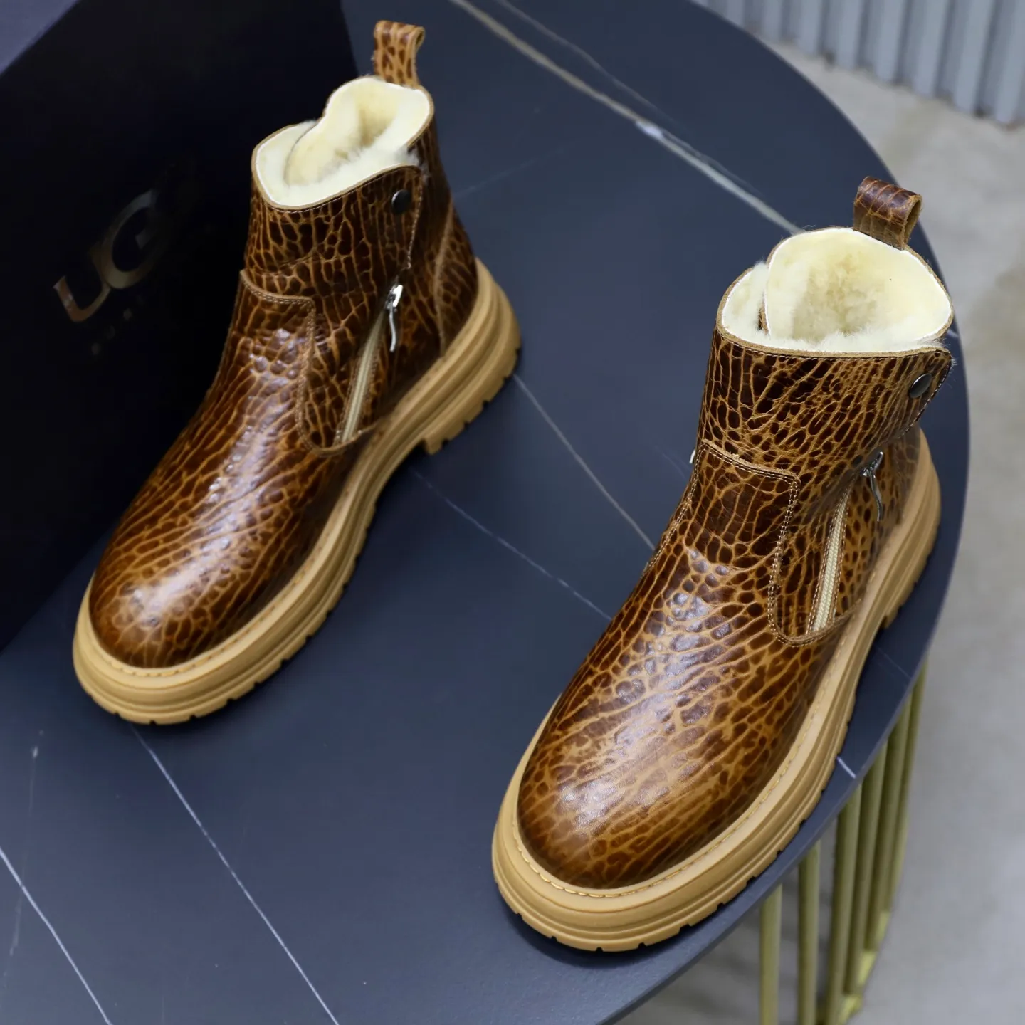 Ex-factory price: 680💰Thick wool imported from Australia Brand: UGG genuine purchasing agent Size: 38-44 (customized in 45) Grade: Official website 1:1 Material: First-layer genuine leather waterproof and antifreeze upper Real wool lining Original non-slip Soft wear-resistant outsole Style category: Men's casual shoes Trendy style Comfortable on the feet Color: Official website color synchronization